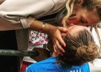 La Cirinnà posta la foto della Galli che bacia una donna ma è la sorella. Per la piddina ennesima figura ridicola