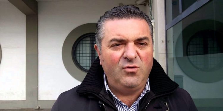 Franco Alfieri,  mister “fritture di pesce” sindaco PD di Paestum fa sfilare le ambulanze in carosello a sirene spiegate. Trionfo del trash (Video)