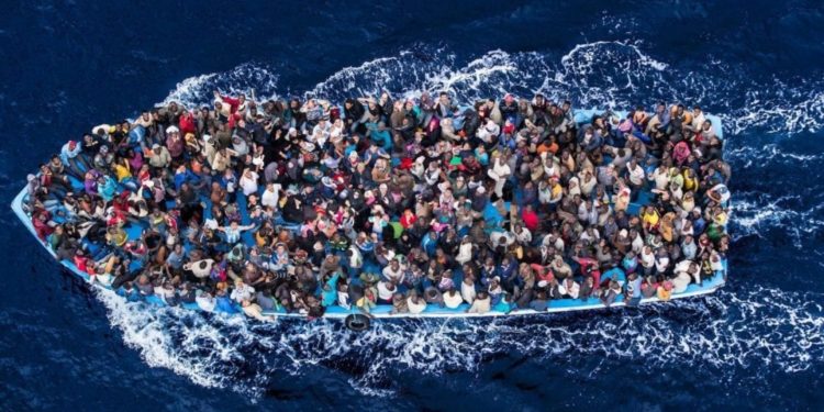 Migranti, la Finanza blocca il “taxi” dei trafficanti: così li portano in acque italiane