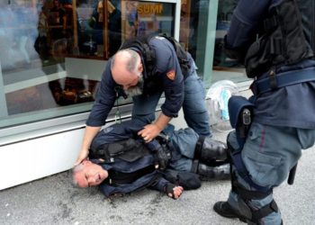 La mattanza dei poliziotti: immigrati clandestini il 50% degli aggressori