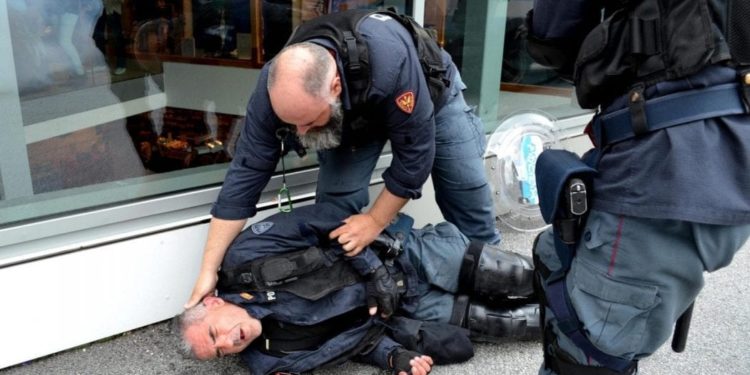 La mattanza dei poliziotti: immigrati clandestini il 50% degli aggressori