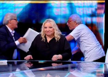 Patetica rissa Tv tra Sgarbi e Mughini, mani addosso e sedie che volano. E questi sarebbero intellettuali? (VIDEO)