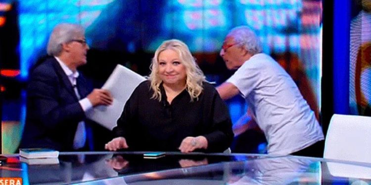 Patetica rissa Tv tra Sgarbi e Mughini, mani addosso e sedie che volano. E questi sarebbero intellettuali? (VIDEO)