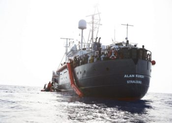 Caos migranti: navi ong davanti a Lampedusa, vogliono forzare. Dovevano andare a Malta ma se lo ha fatto Carola…