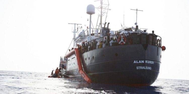 Caos migranti: navi ong davanti a Lampedusa, vogliono forzare. Dovevano andare a Malta ma se lo ha fatto Carola…