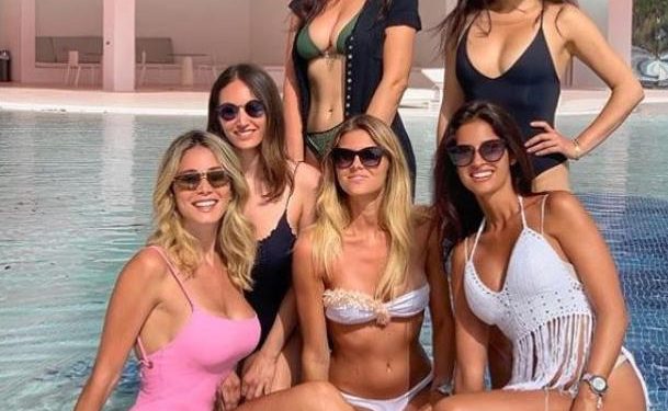 Sexy in piscina con le amiche, Diletta Leotta fa impazzire il web