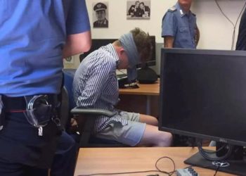 Poverino l’assassino: una benda, e nemmeno fucsia! I soliti ipocriti. Guardate la polizia in Olanda, Germania, Inghilterra (i VIDEO)