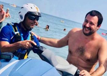 Matteo Salvini: il figlio sulla moto d’acqua della Polizia, aperta subito un’indagine. Fango sul Ministro per nulla, parlateci di Bibbiano