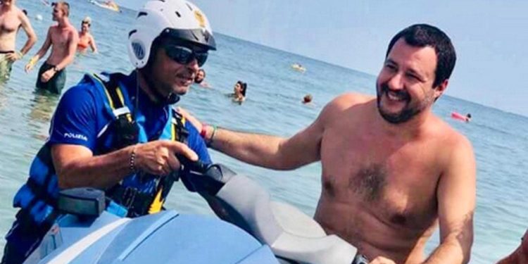 Matteo Salvini: il figlio sulla moto d’acqua della Polizia, aperta subito un’indagine. Fango sul Ministro per nulla, parlateci di Bibbiano