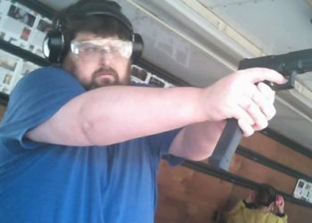 Mario Adinolfi si allena al poligono: “Se mi sparano muoiono loro, sono rapido e precisissimo” “Gesù porta la spada, Dio è Dio degli eserciti”. Il cowboy del medioevo