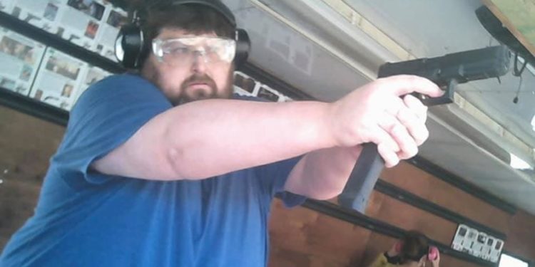 Mario Adinolfi si allena al poligono: “Se mi sparano muoiono loro, sono rapido e precisissimo” “Gesù porta la spada, Dio è Dio degli eserciti”. Il cowboy del medioevo