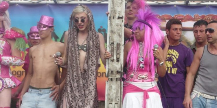 Toscana pride di Pisa: tra bestemmie, insulti e badiere rosse (VIDEO)