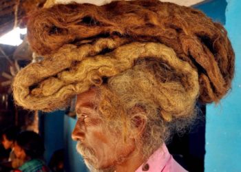 Non si lava i capelli per 40 anni perché glielo ha detto il Dio Shiva, la curiosa storia dell’indiano Sakal