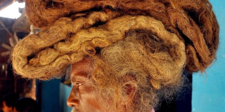 Non si lava i capelli per 40 anni perché glielo ha detto il Dio Shiva, la curiosa storia dell’indiano Sakal