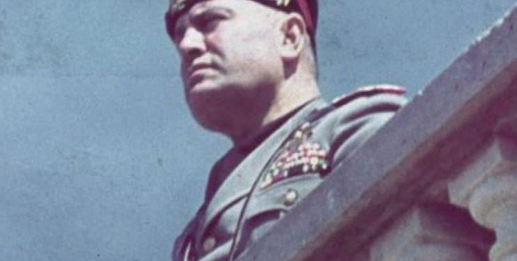 Ricorre il compleanno di Benito Mussolini, Facebook censura tutto. Nell’Era 2.0 la storia è severamente vietata