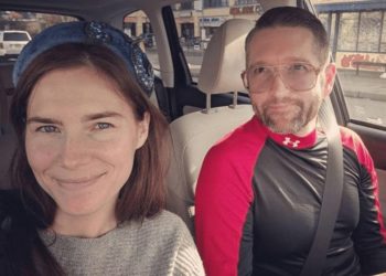 Amanda Knox: raccoglie fondi per le nozze ma è già sposata, e ci fa la morale per l’americano bendato. Senza vergogna