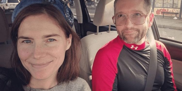 Amanda Knox: raccoglie fondi per le nozze ma è già sposata, e ci fa la morale per l’americano bendato. Senza vergogna