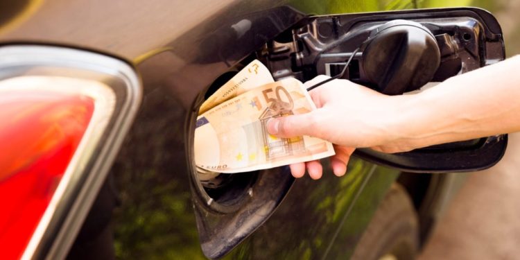 Alla pompa di benzina non si paga più per la Guerra in Etiopia