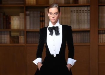 Chanel si trasforma in biblioteca in omaggio a Karl Lagerfeld, lo stilista che possedeva 300mila volumi