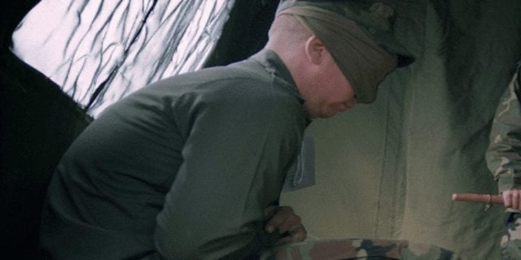 Bendare un arrestato è una pratica diffusa nelle polizie di tutta Europa e anche negli Usa