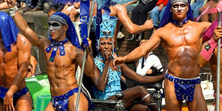 Toscana pride di Pisa: tra bestemmie, insulti e badiere rosse (VIDEO)