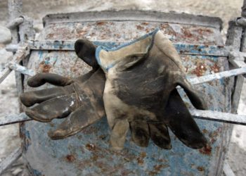 Operaio 67enne di una coop collassa sotto il sole e muore in cantiere. Sabato tutte in piazza tette al vento per Carola Rackete! Lui non ci sarà