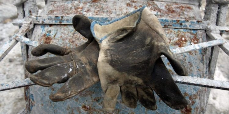 Operaio 67enne di una coop collassa sotto il sole e muore in cantiere. Sabato tutte in piazza tette al vento per Carola Rackete! Lui non ci sarà