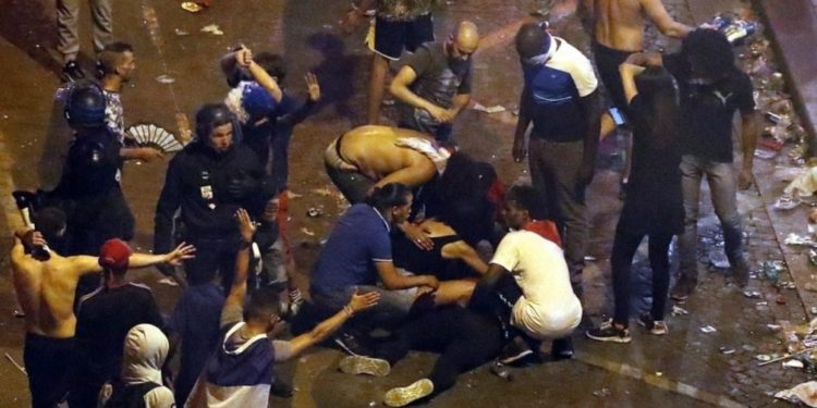 Francia: i tifosi festeggiano la vittoria dell’Algeria in Coppa d’Africa a suon di morti e feriti. Povera Europa