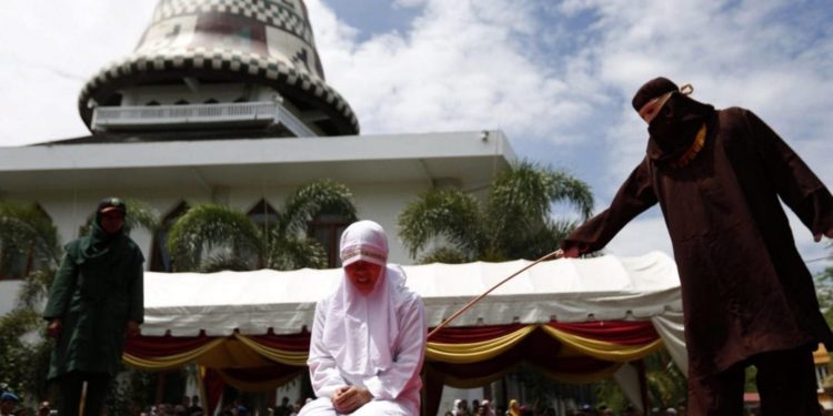 Islam, punita in pubblico con 100 frustate per aver fatto sesso prima del matrimonio