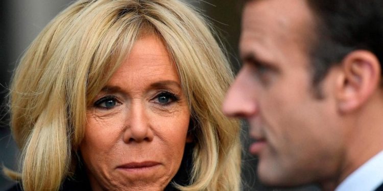 L’ironia di Bolsonaro su Brigitte Macron fa infuriare il francese: “Irrispettoso”