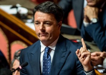 Renzi contro Salvini: «L’Inno non si tocca». Ma con lui per l’Expo 2015 era stato addirittura “taroccato”
