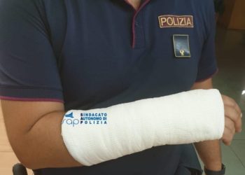 50 immigrati contro volante Polizia. Sono 183 gli agenti feriti negli ultimi due mesi, il 75% degli aggressori è straniero