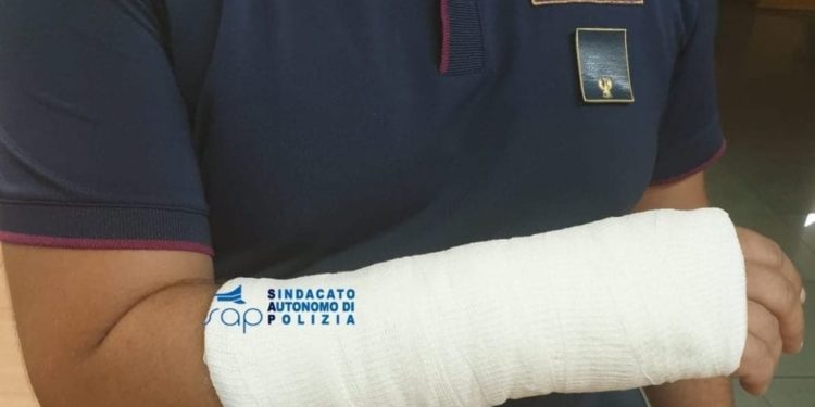 50 immigrati contro volante Polizia. Sono 183 gli agenti feriti negli ultimi due mesi, il 75% degli aggressori è straniero