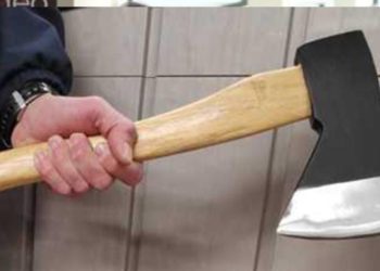 “Il cibo non è buono”, tunisino minaccia l’educatrice con un’ascia