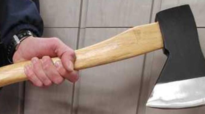 “Il cibo non è buono”, tunisino minaccia l’educatrice con un’ascia