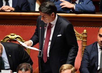 Conte annuncia le dimissioni, Salvini bacia il rosario e Renzi tenta di rientrare dalla finestra