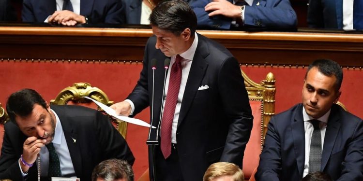 Conte annuncia le dimissioni, Salvini bacia il rosario e Renzi tenta di rientrare dalla finestra