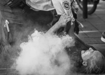 La polizia francese picchia un’anziana e spara gas lacrimogeni su ragazze inermi (il VIDEO). Benvenuti in Europa