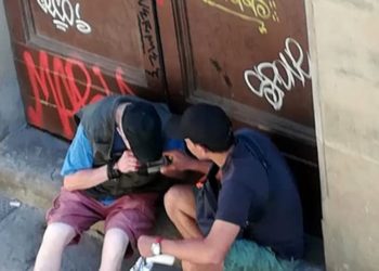 Firenze allo sbando, a San Lorenzo si sniffa in strada in pieno giorno