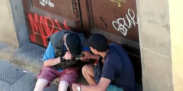 Firenze allo sbando, a San Lorenzo si sniffa in strada in pieno giorno