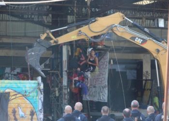 Una ruspa ci libera dal centro sociale abusivo Xm24 (VIDEO). Ordine e legalità contro il degrado