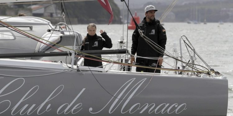 Gretini: la barca della premiata ditta Greta Thunberg e Pierre Casiraghi inquina piu di un jet