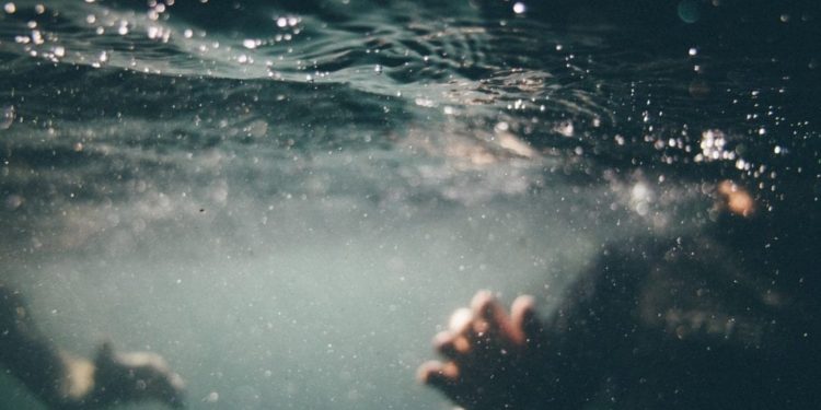 Non sanno che nell’acqua bisogna nuotare, per questo tanti ragazzi stranieri annegano