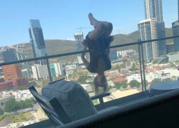 Si rompe 110 ossa volando giù dal balcone mentre fa yoga appesa al parapetto. Vite buttate per un selfie