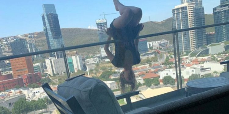 Si rompe 110 ossa volando giù dal balcone mentre fa yoga appesa al parapetto. Vite buttate per un selfie