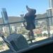 Si rompe 110 ossa volando giù dal balcone mentre fa yoga appesa al parapetto. Vite buttate per un selfie