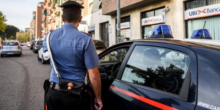 Firenze, nigeriana colpisce in testa una donna nel bus: “Me l’ha comandato il corpo”