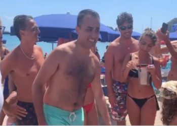 Gigi Di Maio patetico, imita Salvini sulla spiaggia (VIDEO)