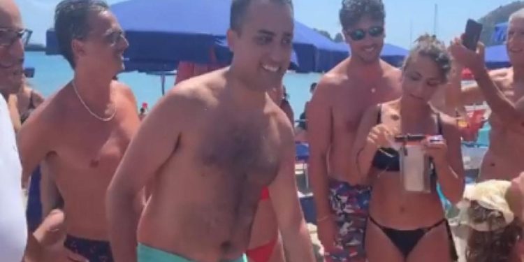 Gigi Di Maio patetico, imita Salvini sulla spiaggia (VIDEO)