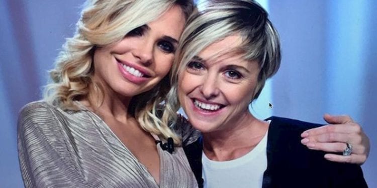 Bufera su Ilary Blasi per la foto hot sullo yacht dopo l’addio (su Instagram, le vacanze si è guardata bene dall’interromperle) a Nadia Toffa